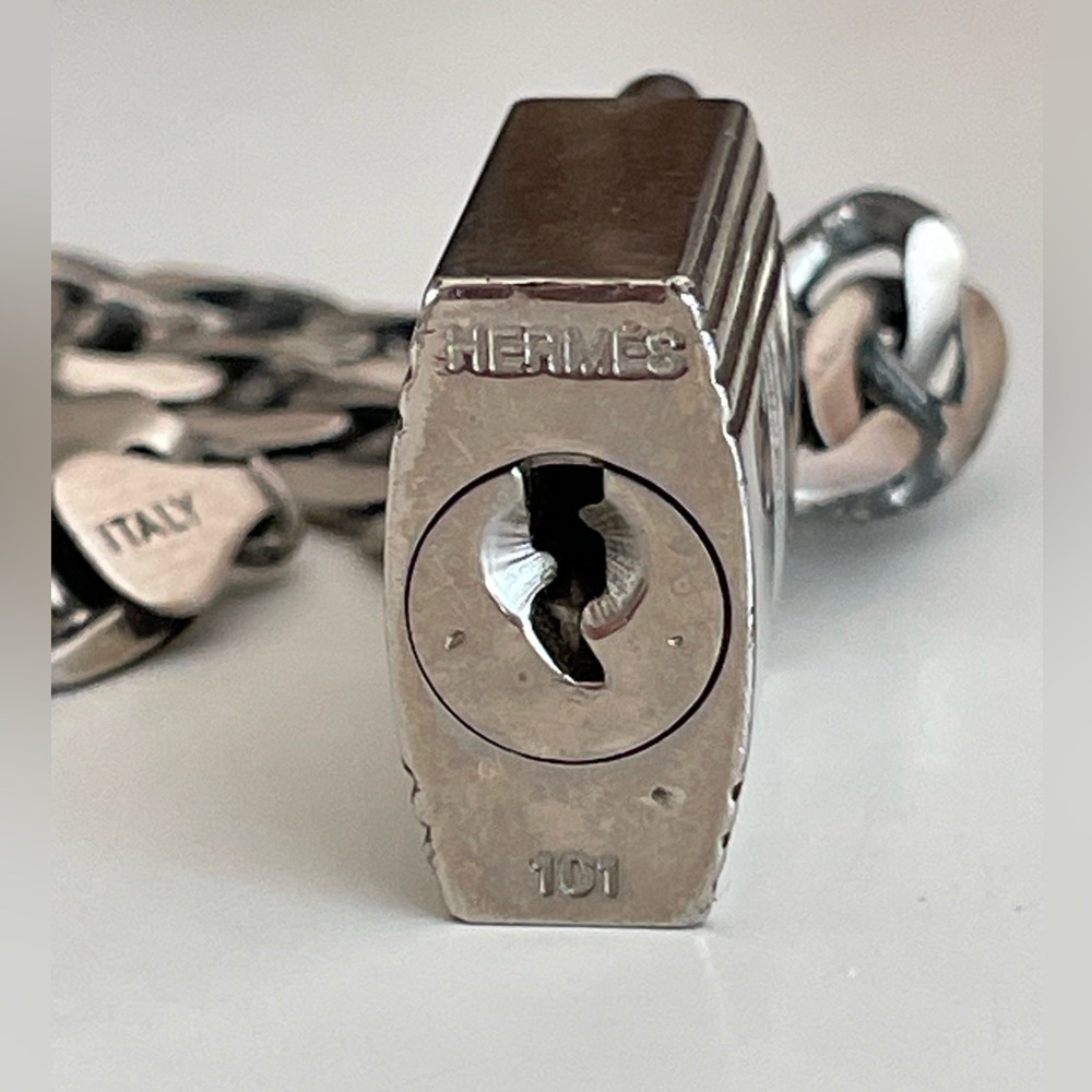 AUTHENTIC Hermes palladium lock and key:
Sterling silver bracelet - Picture 11 of 15